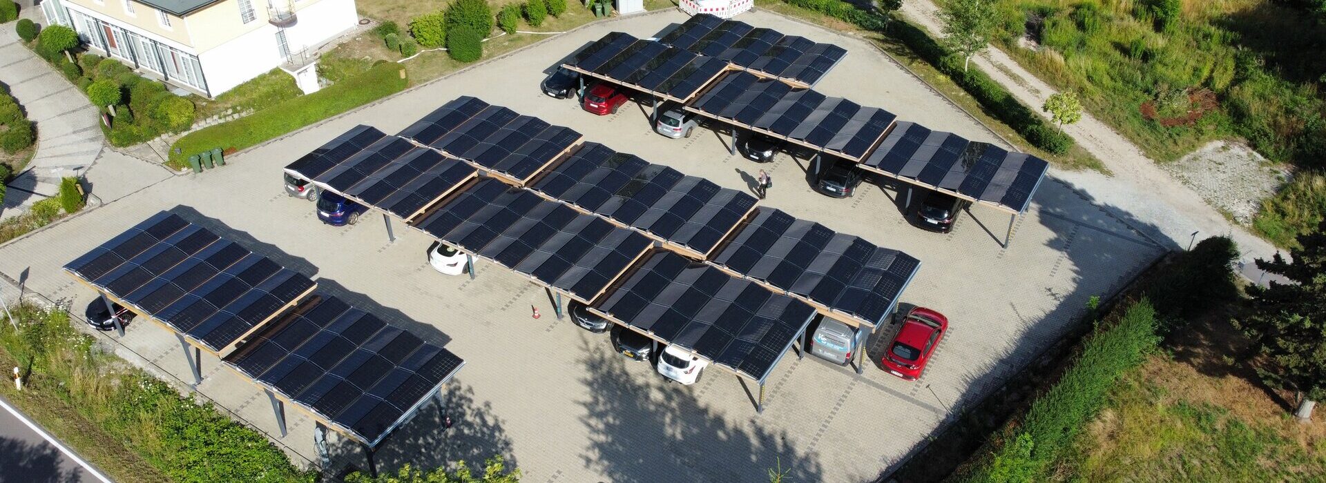 Parkplatz mit Solar Carport