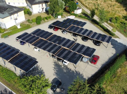 Parkplatz mit Solar Carport