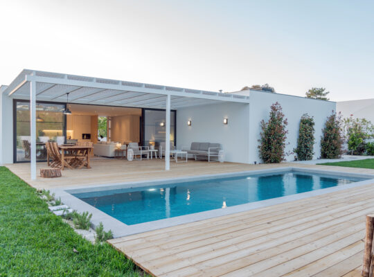 Moderne Villa mit schönem Pool.