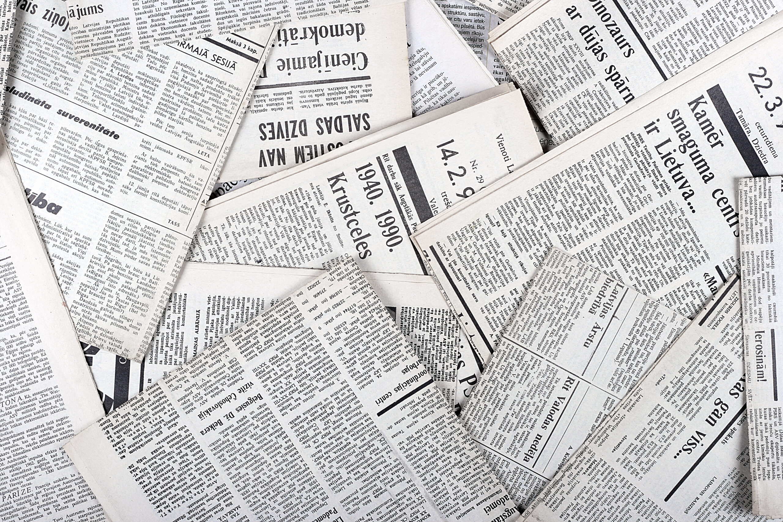 Zeitungen zusammengehäuft im Chaos