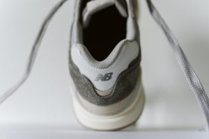 Nahaufnahme eines Schuhs mit grau-weiÃŸem SchnÃ¼rsenkel