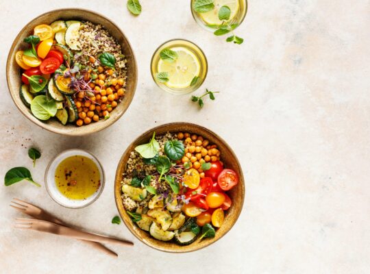 Quinoa, Kichererbsen und Gemüse-Schalen.