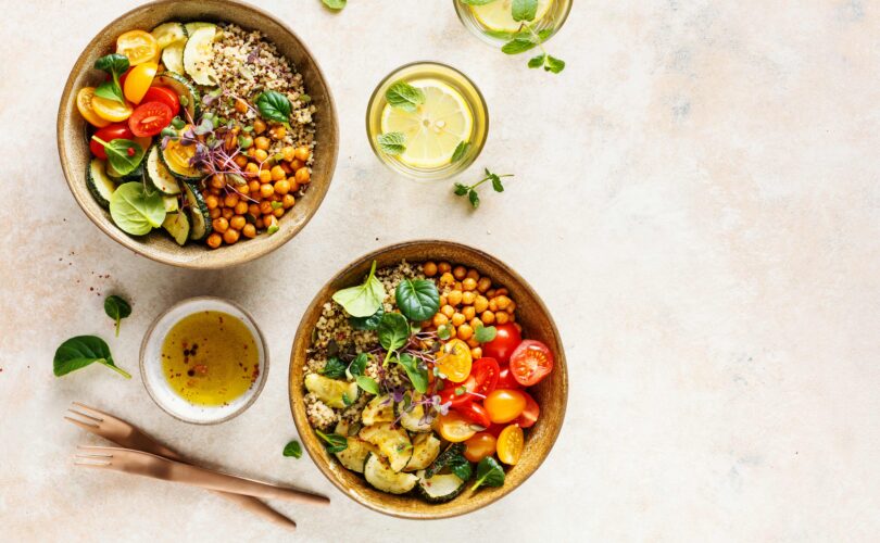 Quinoa, Kichererbsen und Gemüse-Schalen.