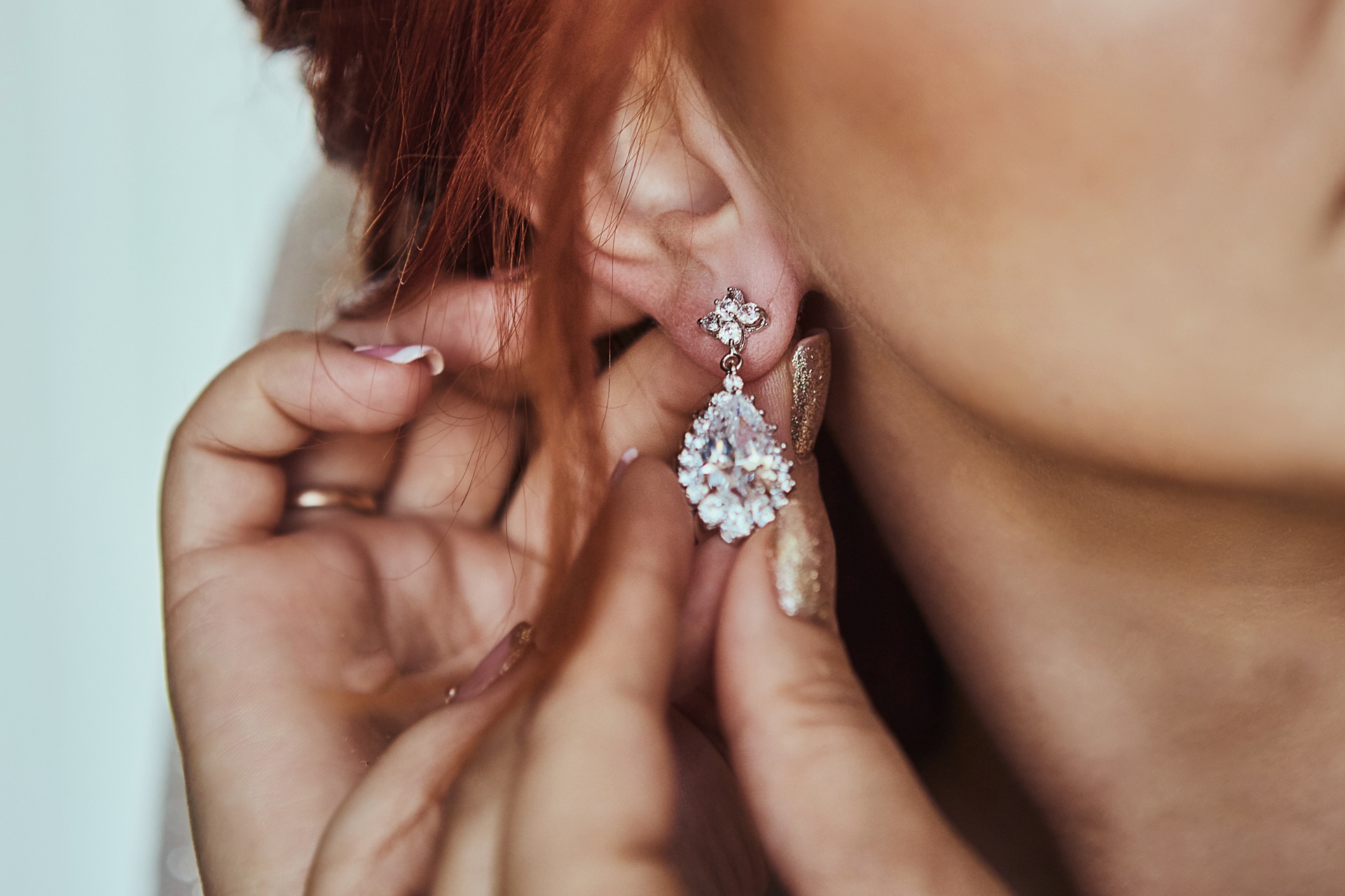 Verlobungsringe Silber und elegante Brautohrringe

