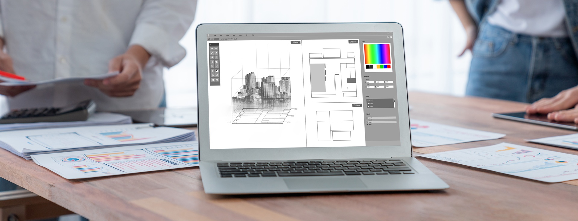 Entwurf auf Laptop mit Skizze | 3D-Konstruktionssoftware