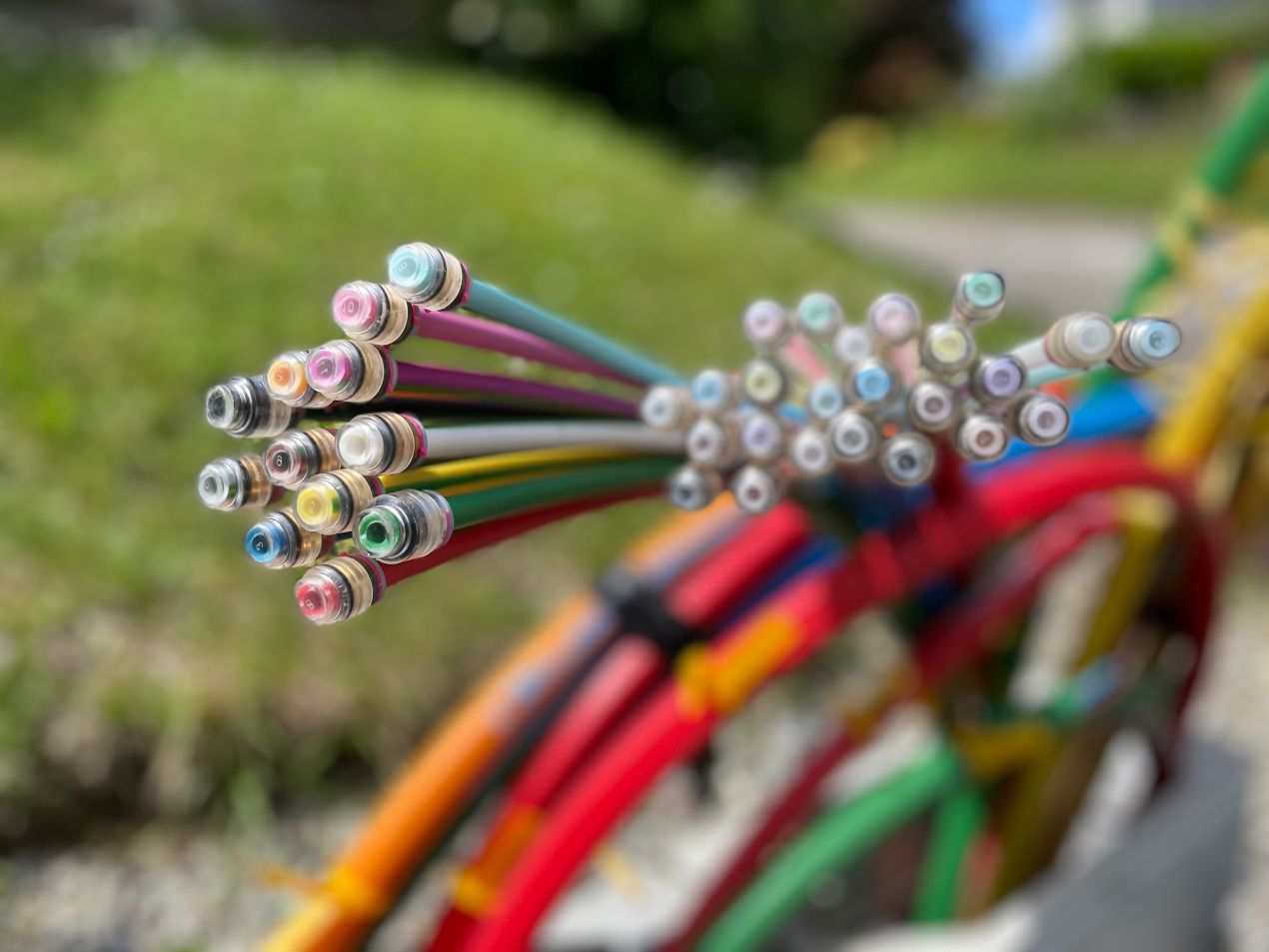 Mehrfarbige Glasfaserkabel mit vorbereiteten Enden im Aussenbereich – Beispiel fuer MTP Steckverbindungen in modernen Telekommunikationsnetzen.