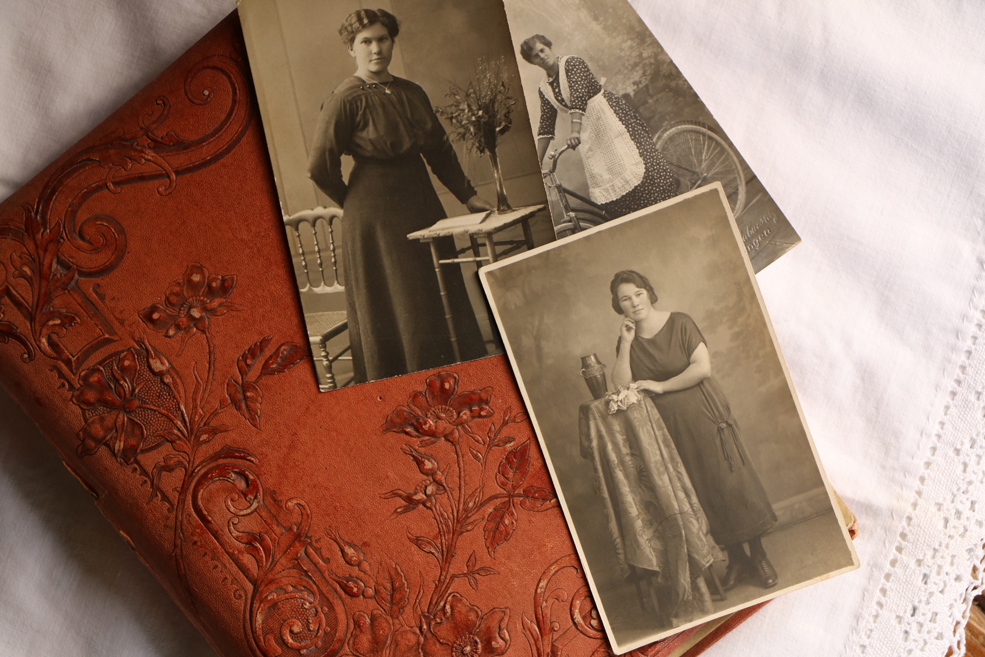 Historische Porträts auf Fotoalbum | Dias digitalisieren

