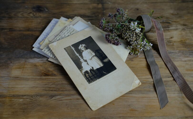 Altes Foto und Briefe mit Trockenblumen | Dias digitalisieren