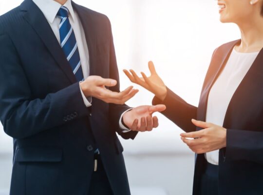 Düsseldorf Tagungsräume mit Business-Personen im Austausch – ideal fuer Geschaeftstreffen und strategische Kommunikation