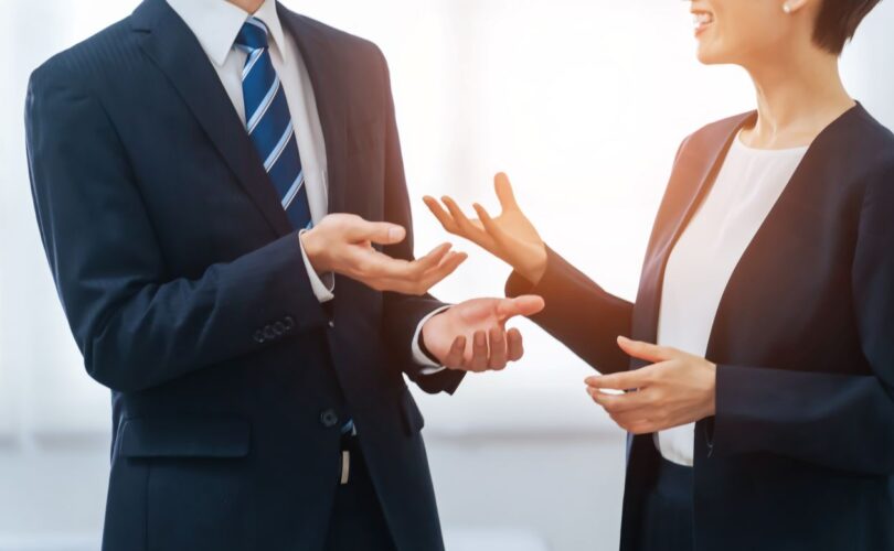 Düsseldorf Tagungsräume mit Business-Personen im Austausch – ideal fuer Geschaeftstreffen und strategische Kommunikation