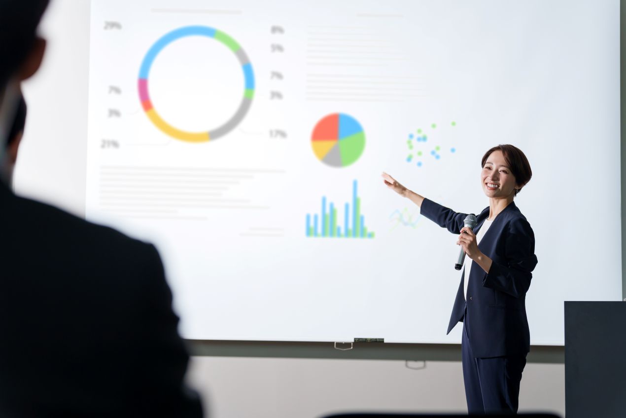 Düsseldorf Tagungsräume mit Beamer, Mikrofon und Diagrammen auf Leinwand bei einer professionellen Praesentation