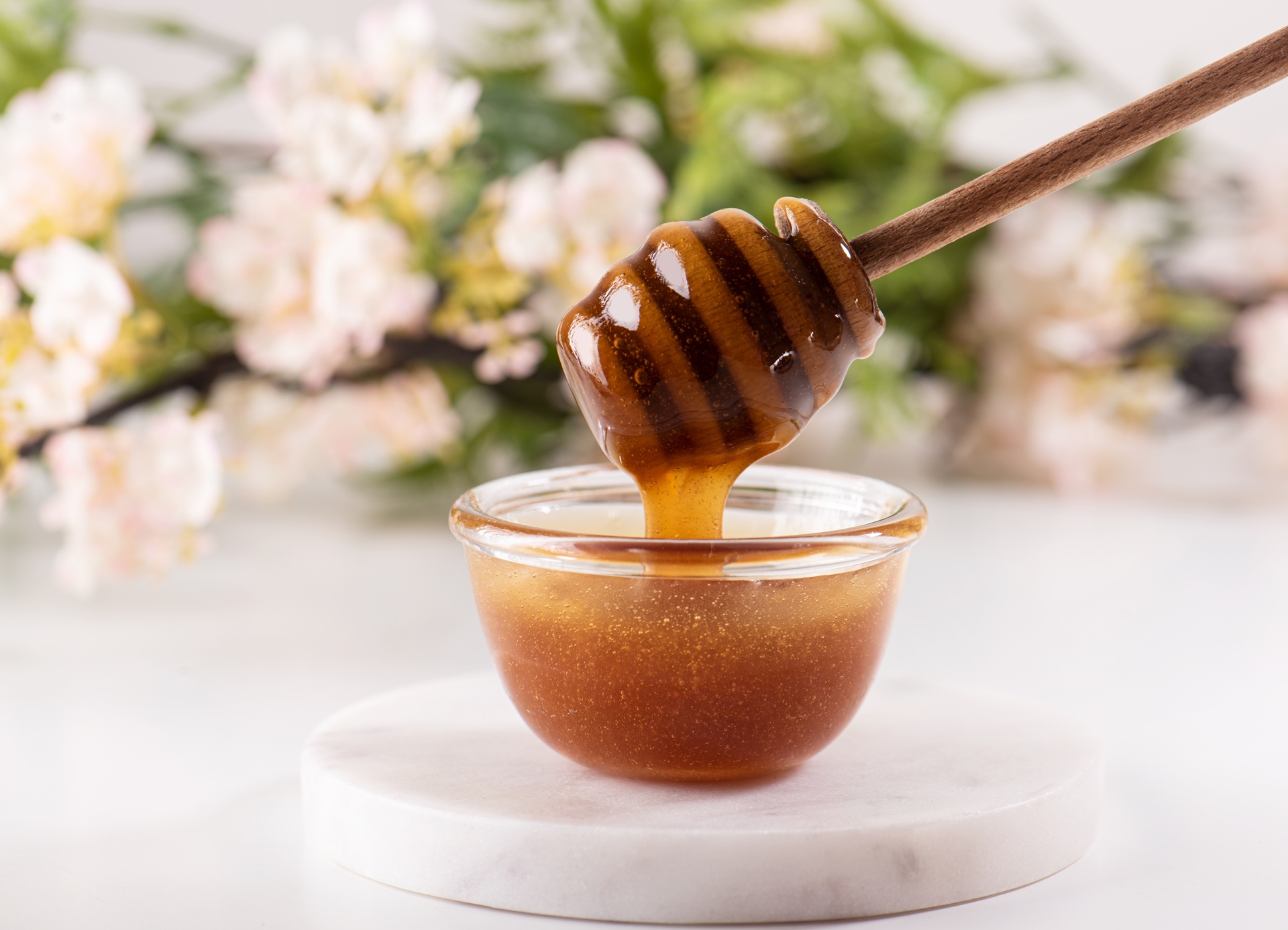 Goldener Honig in Schale serviert | Manuka Honig

