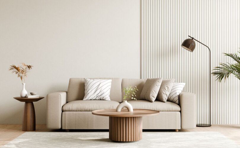 Modernes Wohnzimmer mit Natursteinplatten und Holzmöbeln