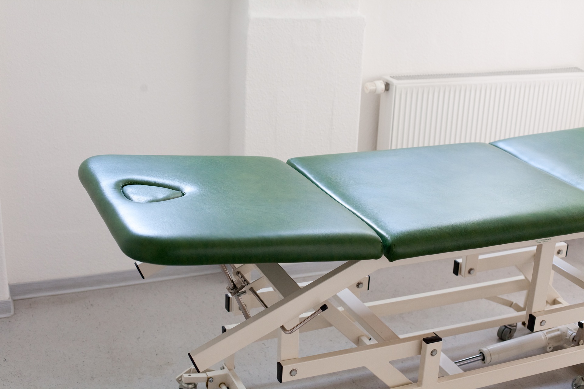 Verstellbare grüne Liege mit Gesichtsausschnitt | Therapieliege elektrisch

