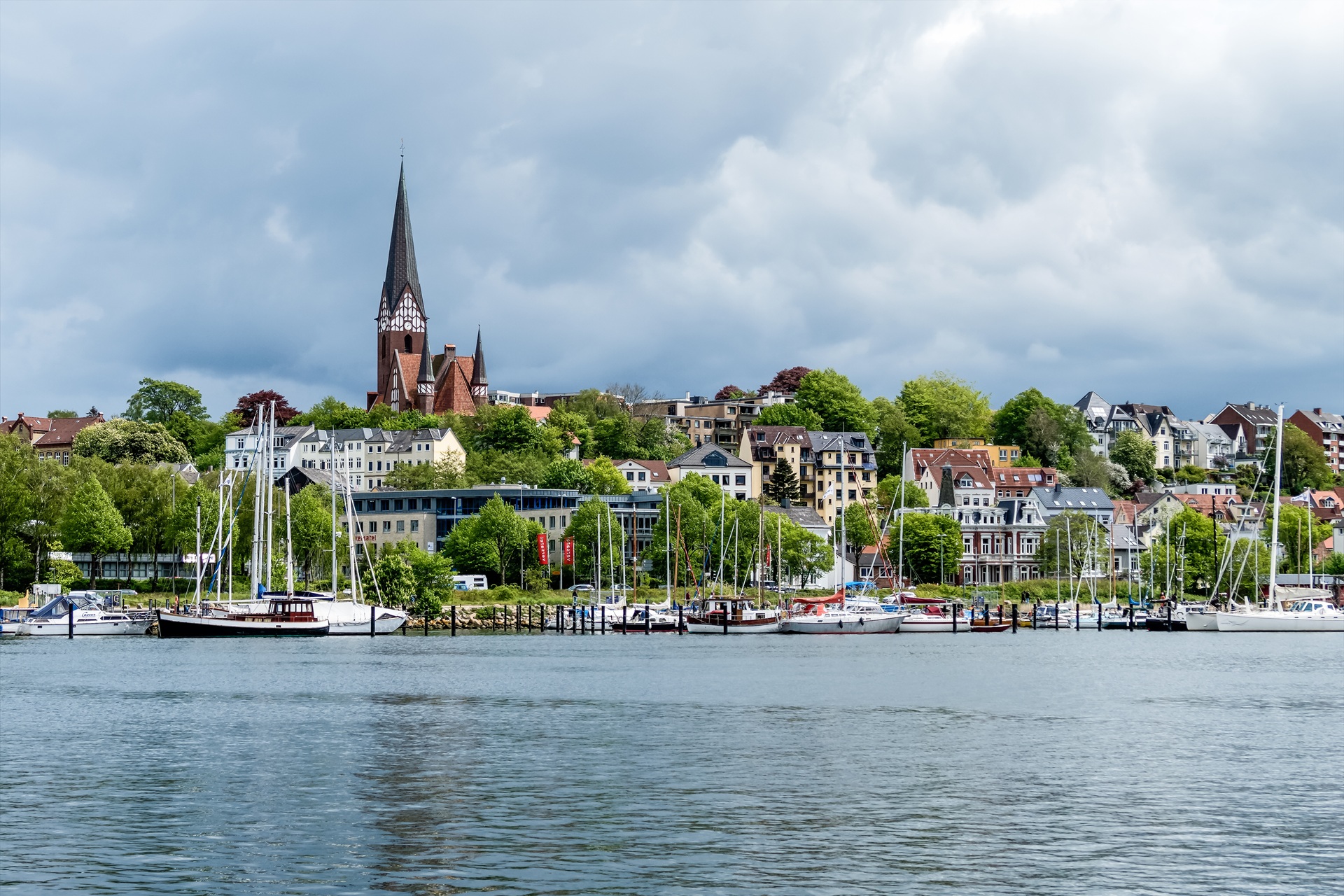 Stadtpanorama mit Hafen und Kirche | Veranstaltungen Flensburg

