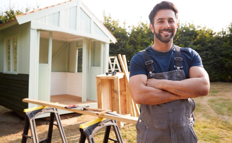 Zufriedener Heimwerker bei Gartenprojekt mit Holz | Absaugtisch
