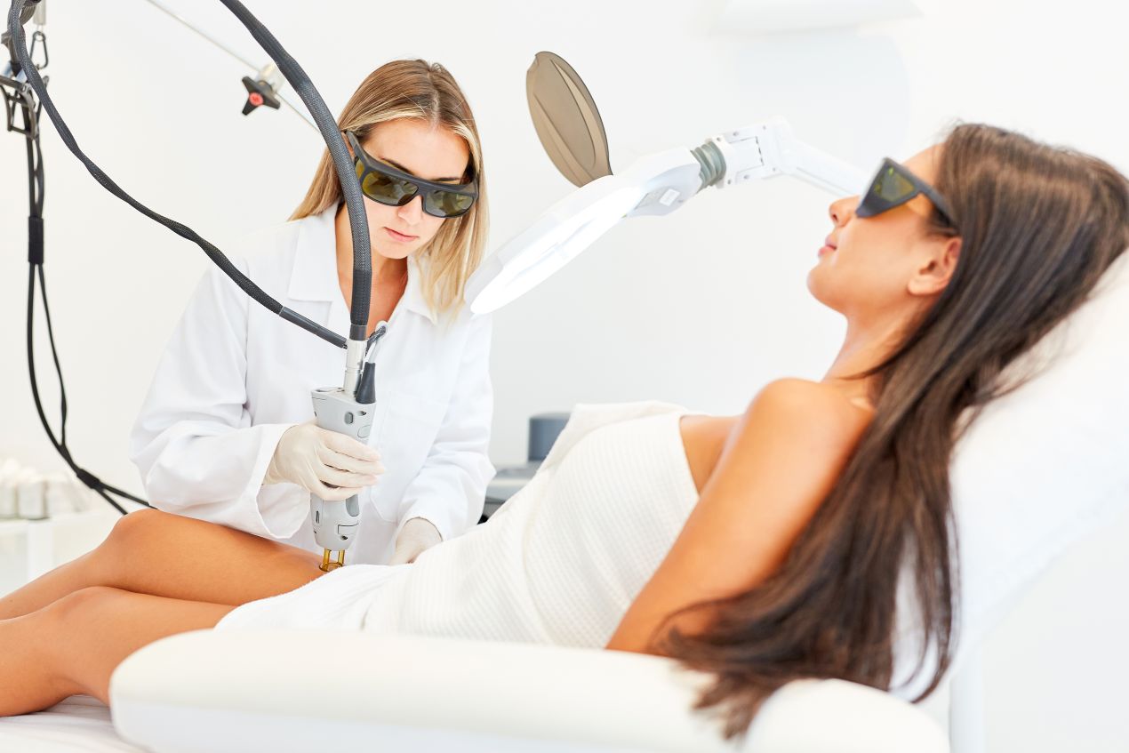 Kosmetikerin fuehrt laser haarentfernung nuernberg bei Kundin mit Schutzbrille durch