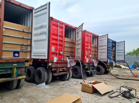 Container mit Schlauchsystemen beim Befüllen | Chemieschläuche