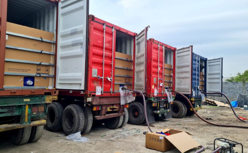 Container mit Schlauchsystemen beim Befüllen | Chemieschläuche