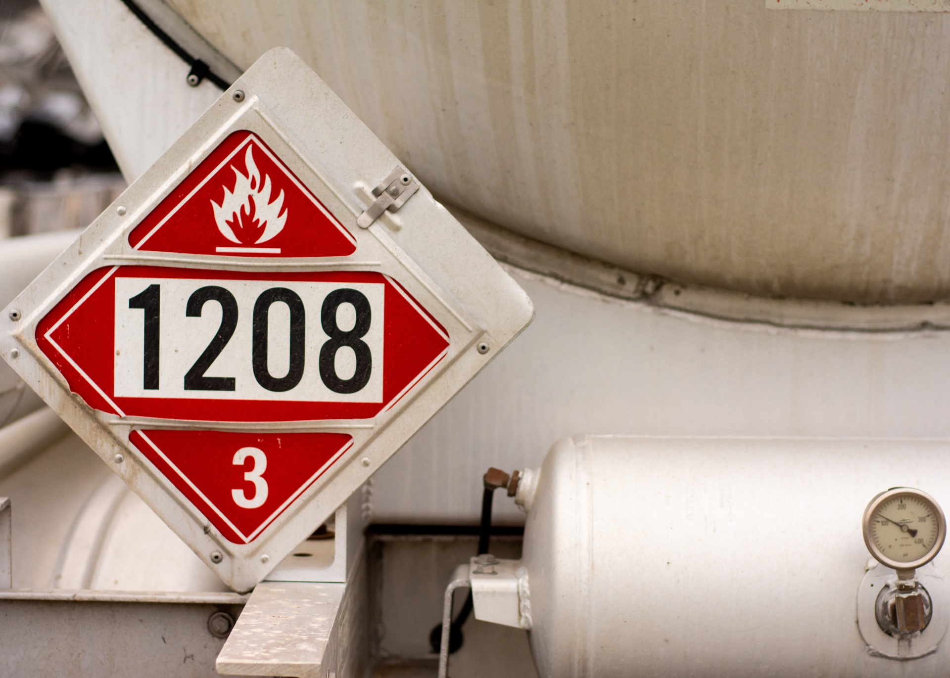 Gefahrgutkennzeichen an Tankbehälter | Chemieschläuche