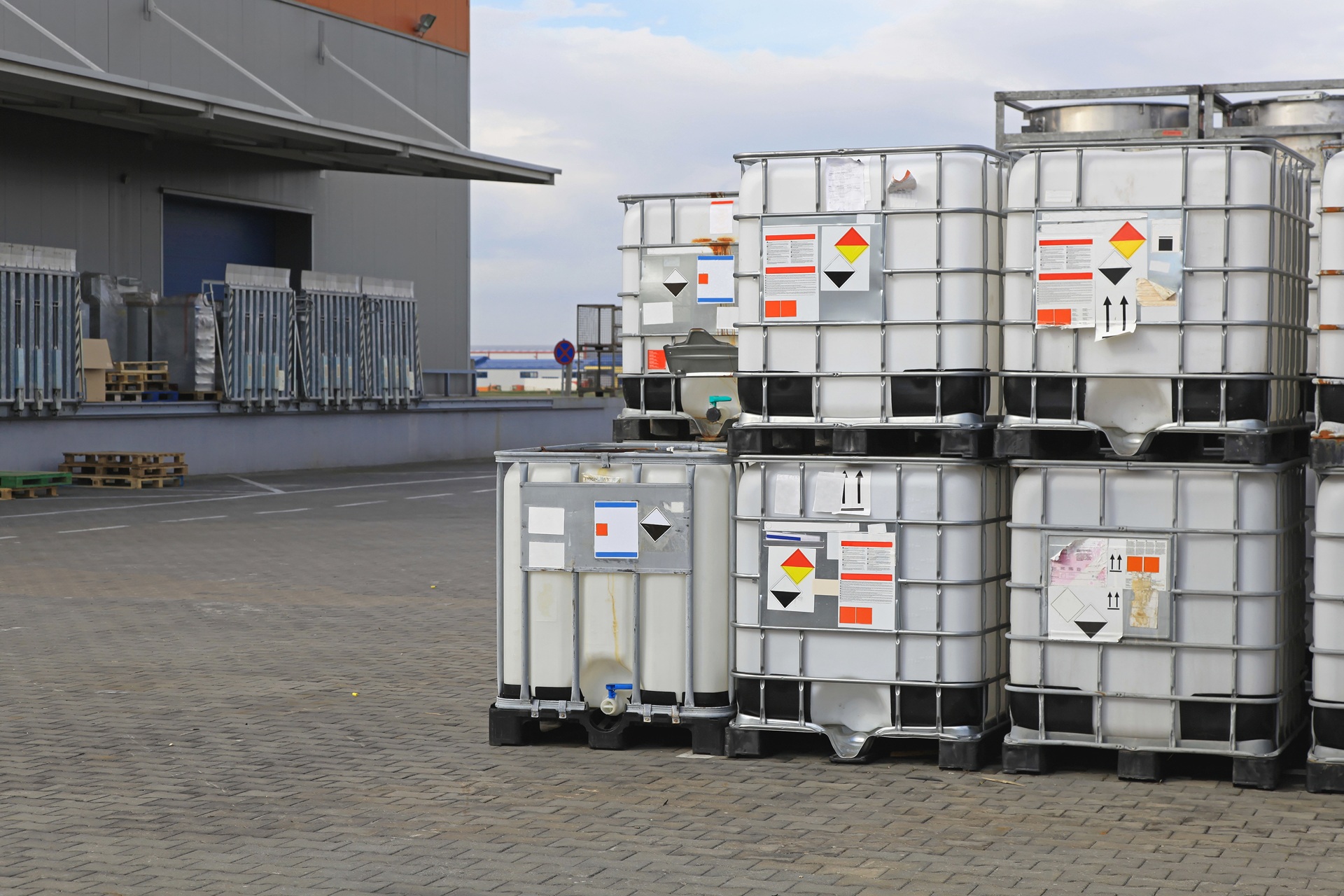 IBC Container mit Gefahrstofflagerung | Chemieschläuche