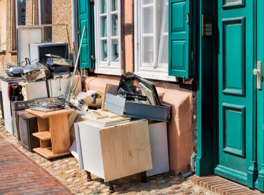 Alte Elektrogeraete und Möbel vor einem Haus | Entrümpelung in Hamm