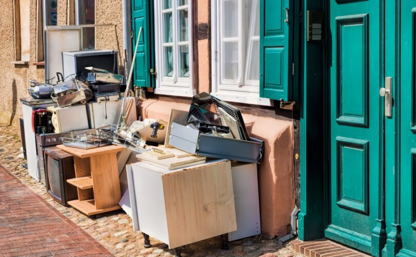 Alte Elektrogeraete und Möbel vor einem Haus | Entrümpelung in Hamm