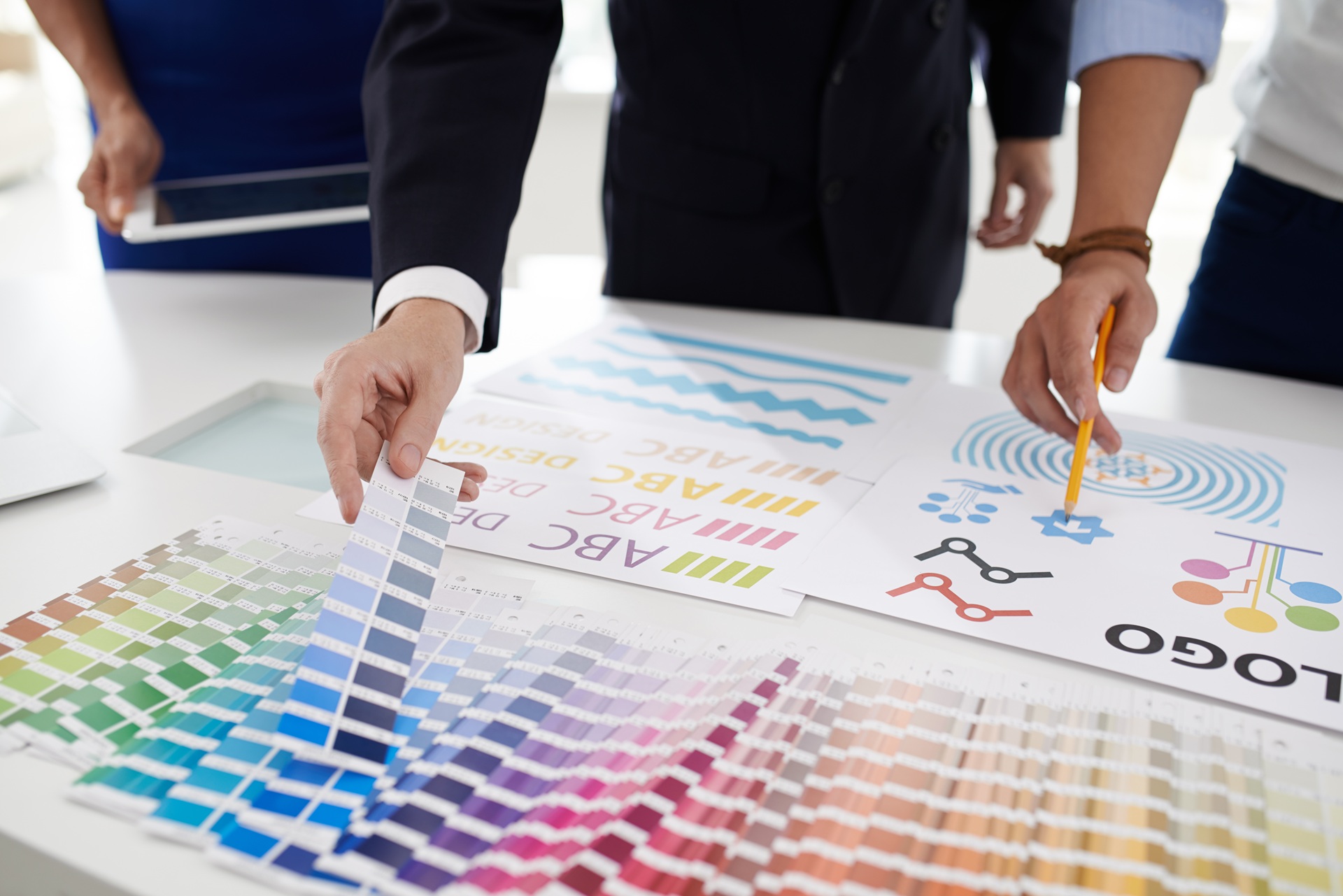 Auswahl von Farben und Logos im Designprozess | Etiketten drucken lassen