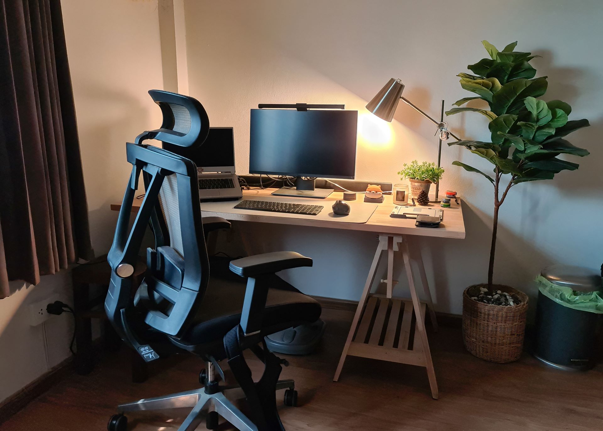 Moderner Arbeitsplatz mit ergonomischen Bürostühlen und Technik