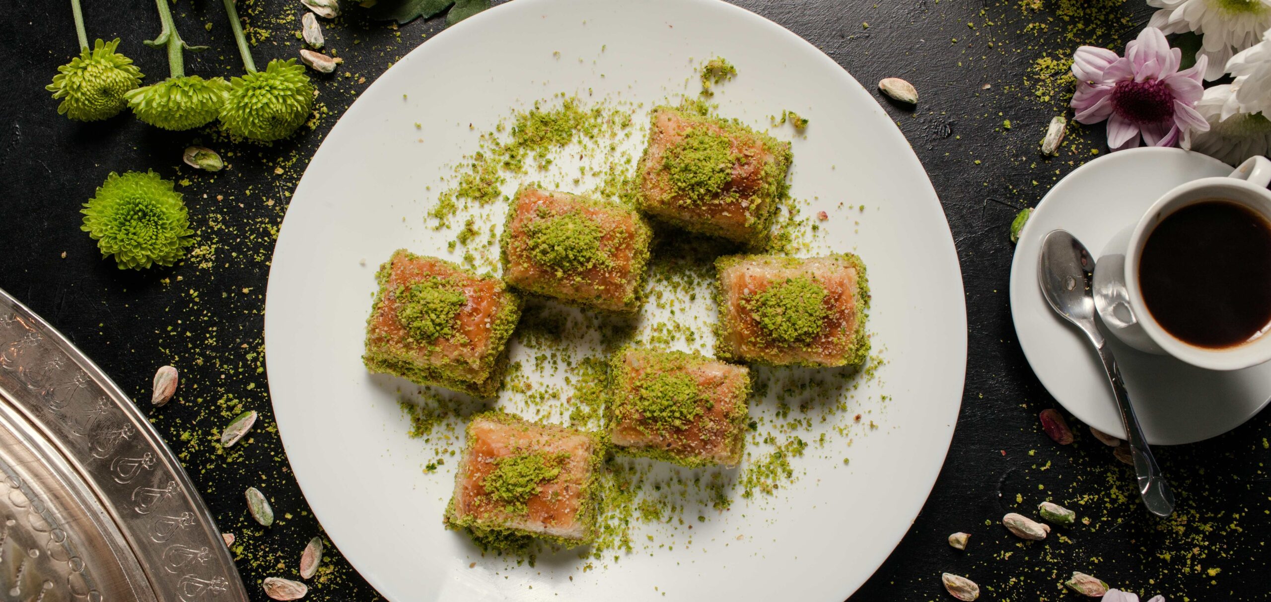 Baklava traditionelles orientalisches Dessert. Kaffee und türkisches Gebäck Frühstückskonzept